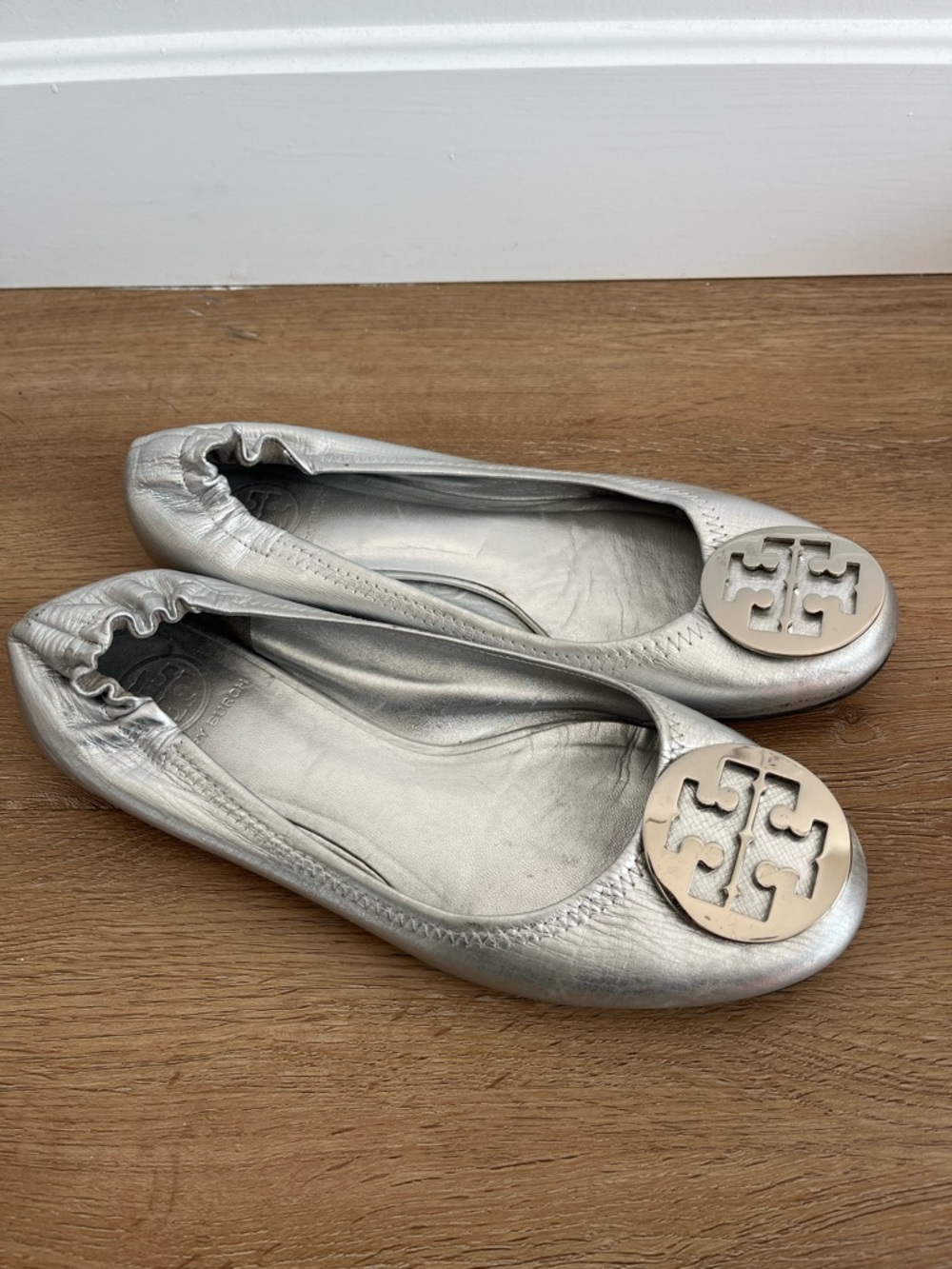 Tory Burch Reva Metallic Silver Leather Ballet Flats Logo Medallion Size 8.5 - Picture 2 of 11